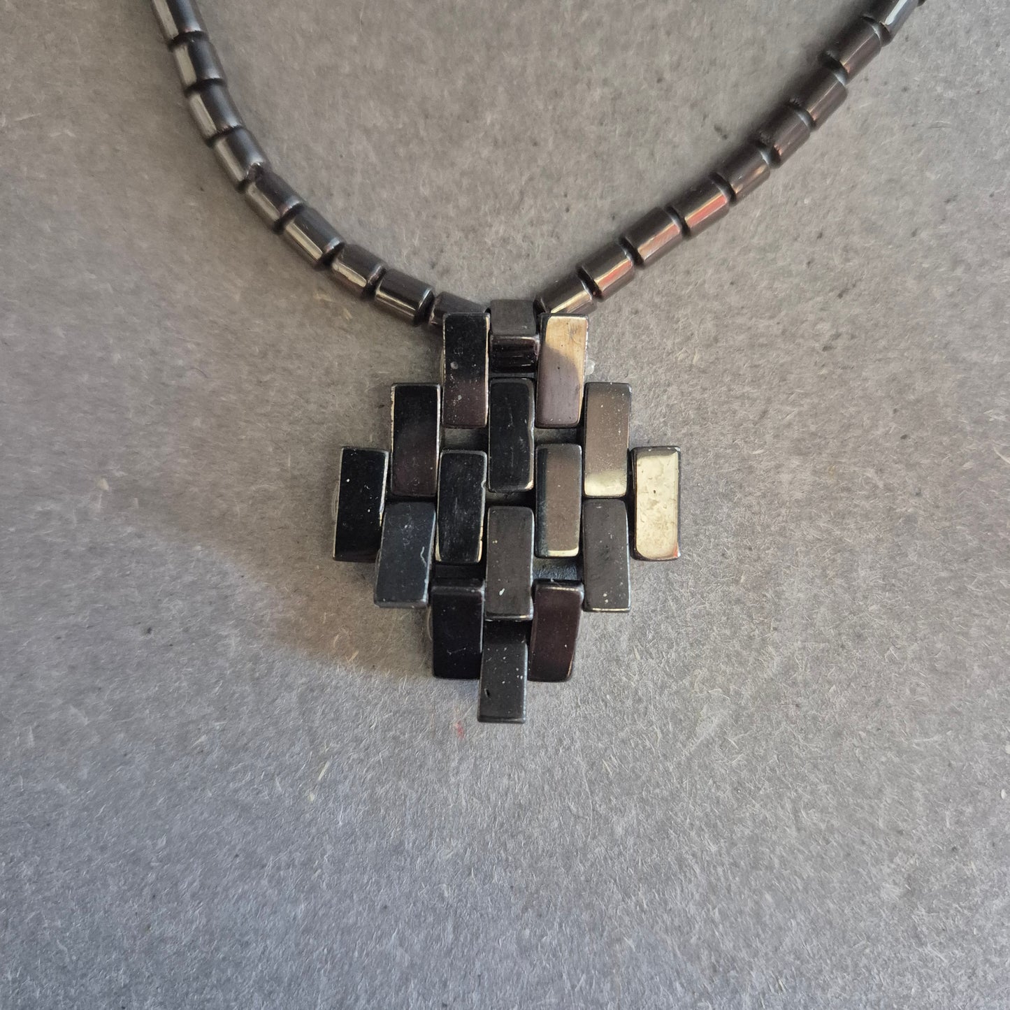 Hämatitkette mit geometrischem Anhänger – Maskulin & magnetisch
