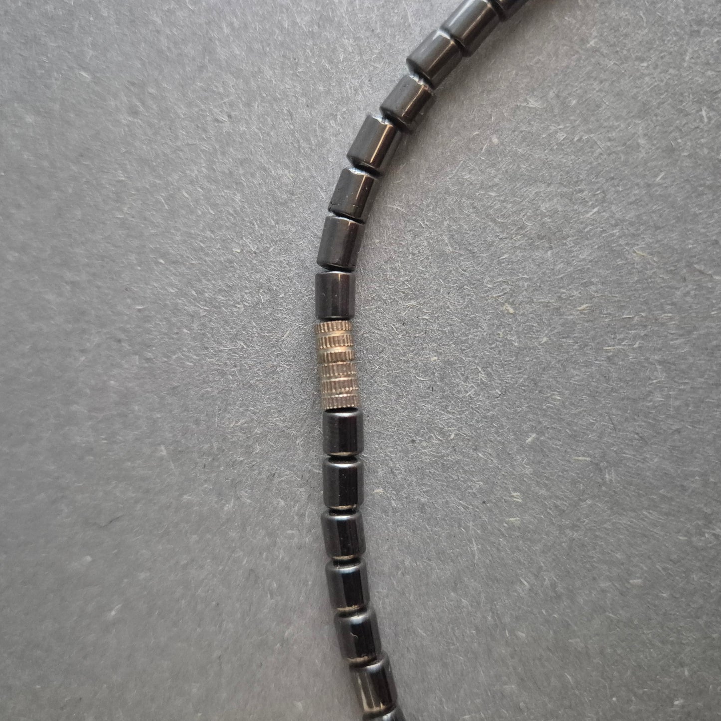 Hämatitkette mit geometrischem Anhänger – Maskulin & magnetisch