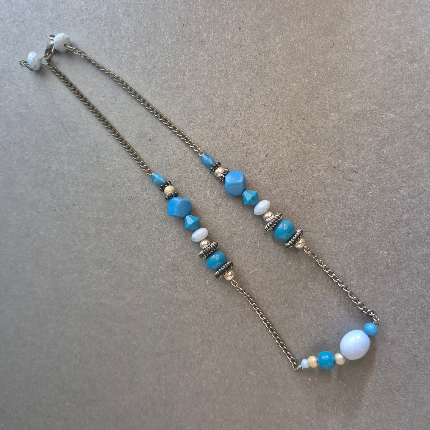 Boho-Halskette mit blauen Perlen & Gliederkette – Verspielt & Vintage