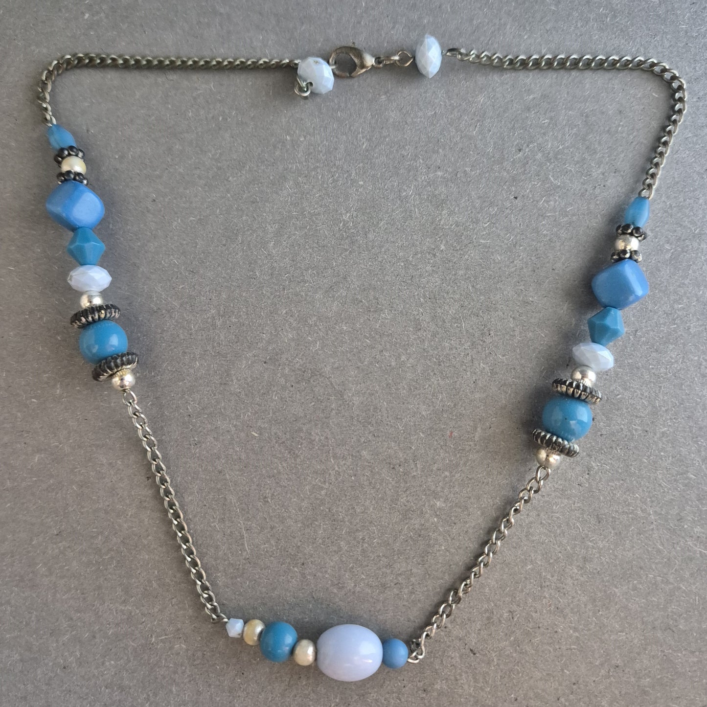 Boho-Halskette mit blauen Perlen & Gliederkette – Verspielt & Vintage