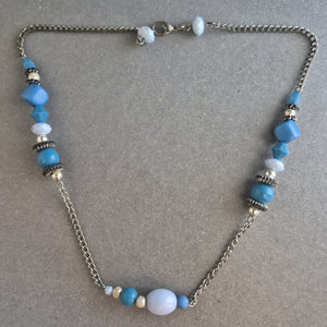 Boho-Halskette mit blauen Perlen & Gliederkette – Verspielt & Vintage