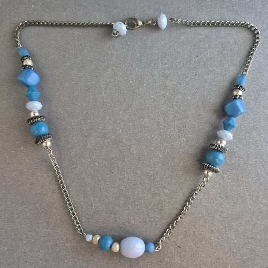 Boho-Halskette mit blauen Perlen & Gliederkette – Verspielt & Vintage