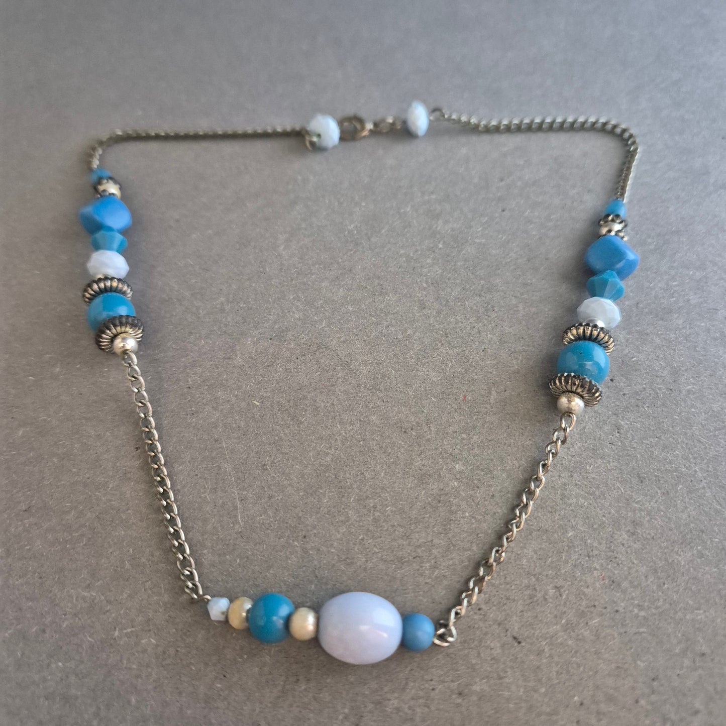 Boho-Halskette mit blauen Perlen & Gliederkette – Verspielt & Vintage