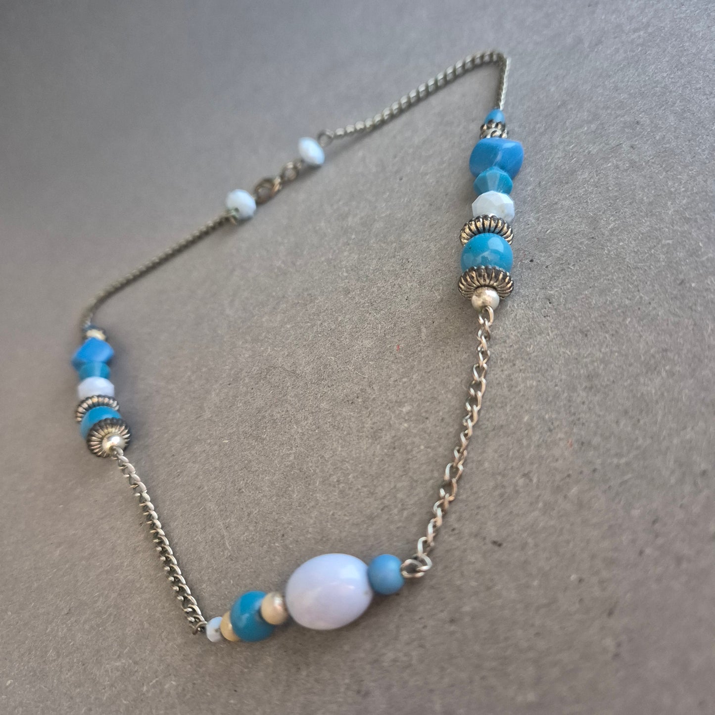 Boho-Halskette mit blauen Perlen & Gliederkette – Verspielt & Vintage