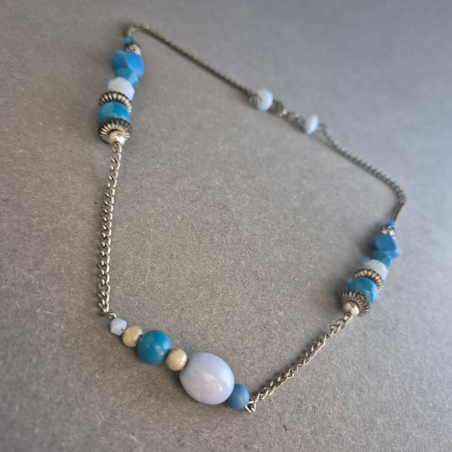 Boho-Halskette mit blauen Perlen & Gliederkette – Verspielt & Vintage