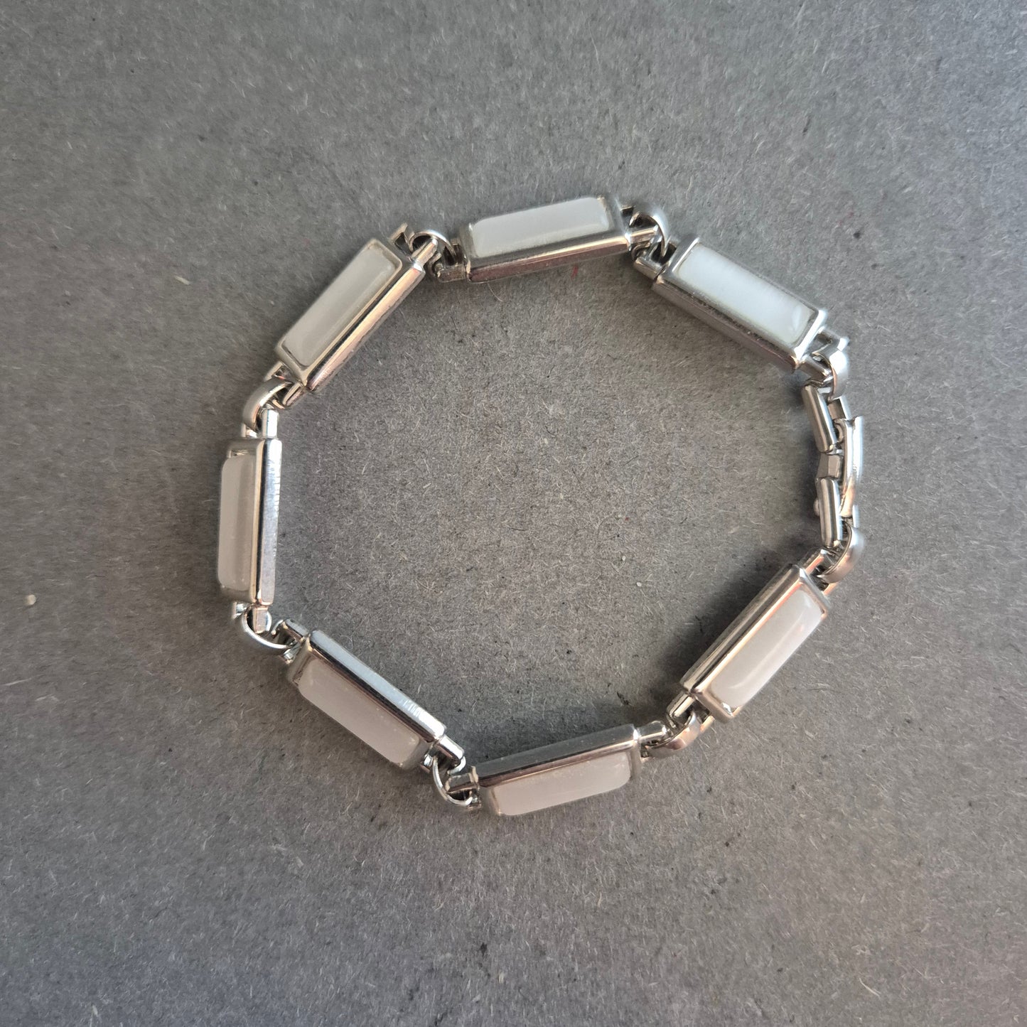 Elegantes Gliederarmband in Silber mit Perlmutt-Optik – Klassisch & Zeitlos