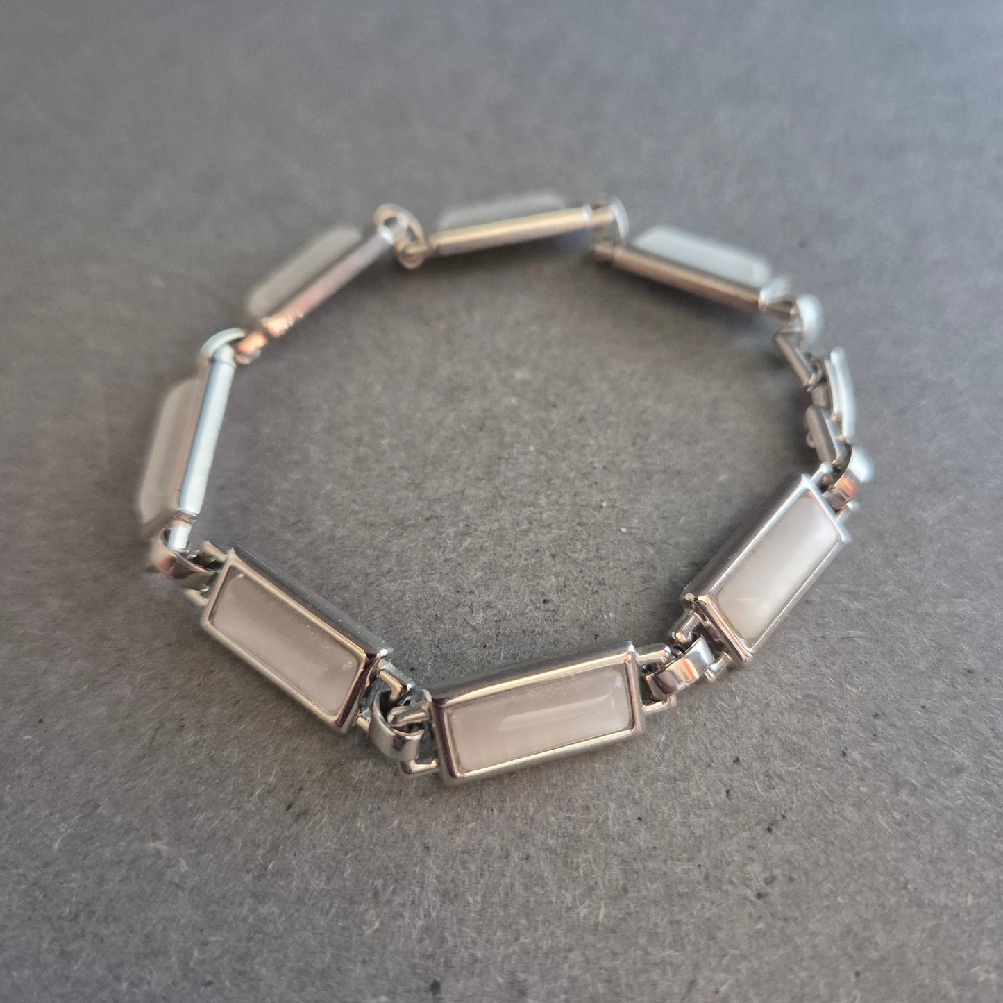 Elegantes Gliederarmband in Silber mit Perlmutt-Optik – Klassisch & Zeitlos