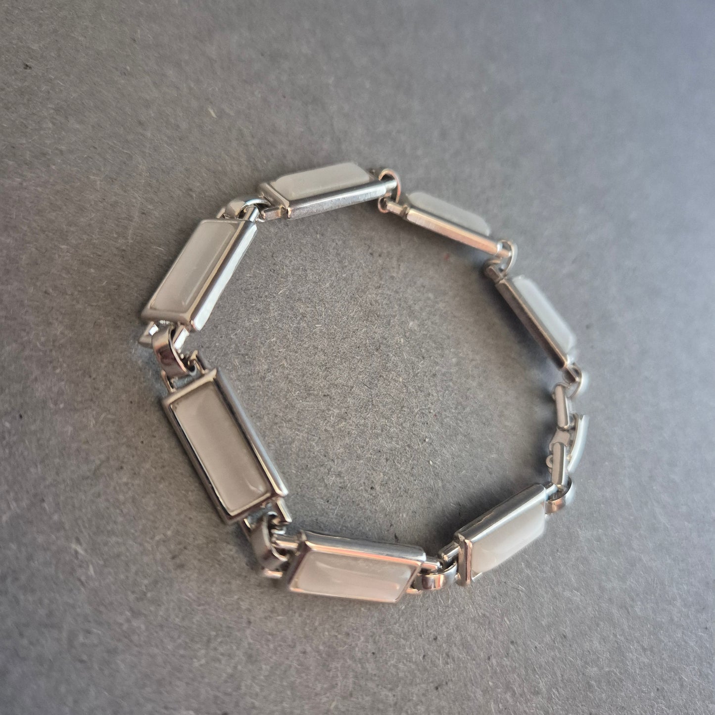 Elegantes Gliederarmband in Silber mit Perlmutt-Optik – Klassisch & Zeitlos