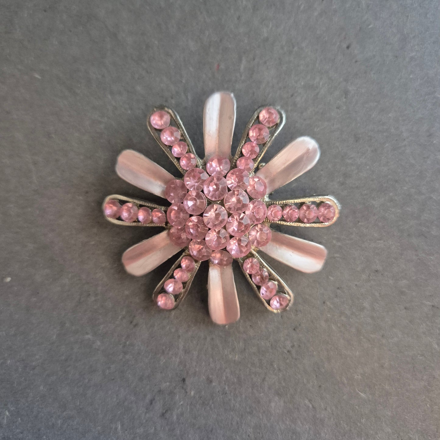 Vintage Brosche in Blumenform mit rosa Strass – Femininer Retro-Charme