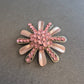 Vintage Brosche in Blumenform mit rosa Strass – Femininer Retro-Charme