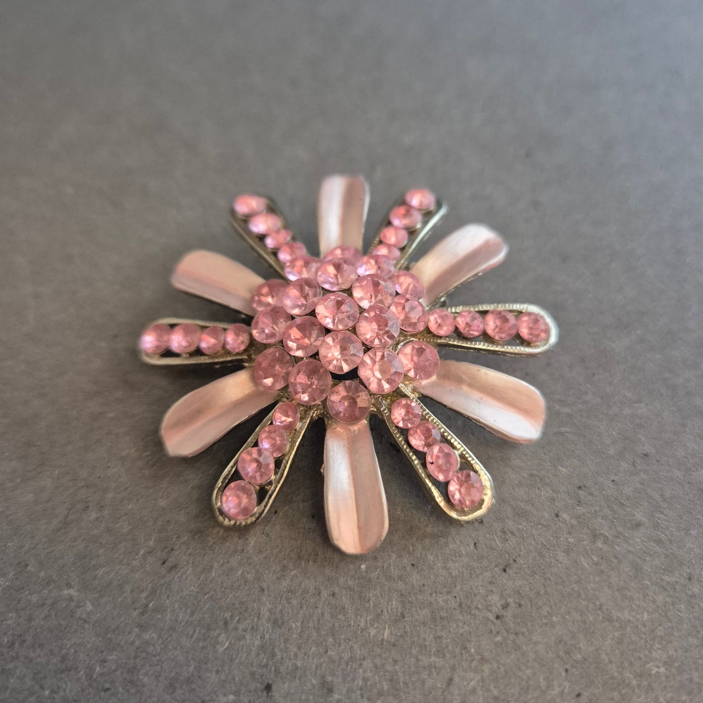 Vintage Brosche in Blumenform mit rosa Strass – Femininer Retro-Charme