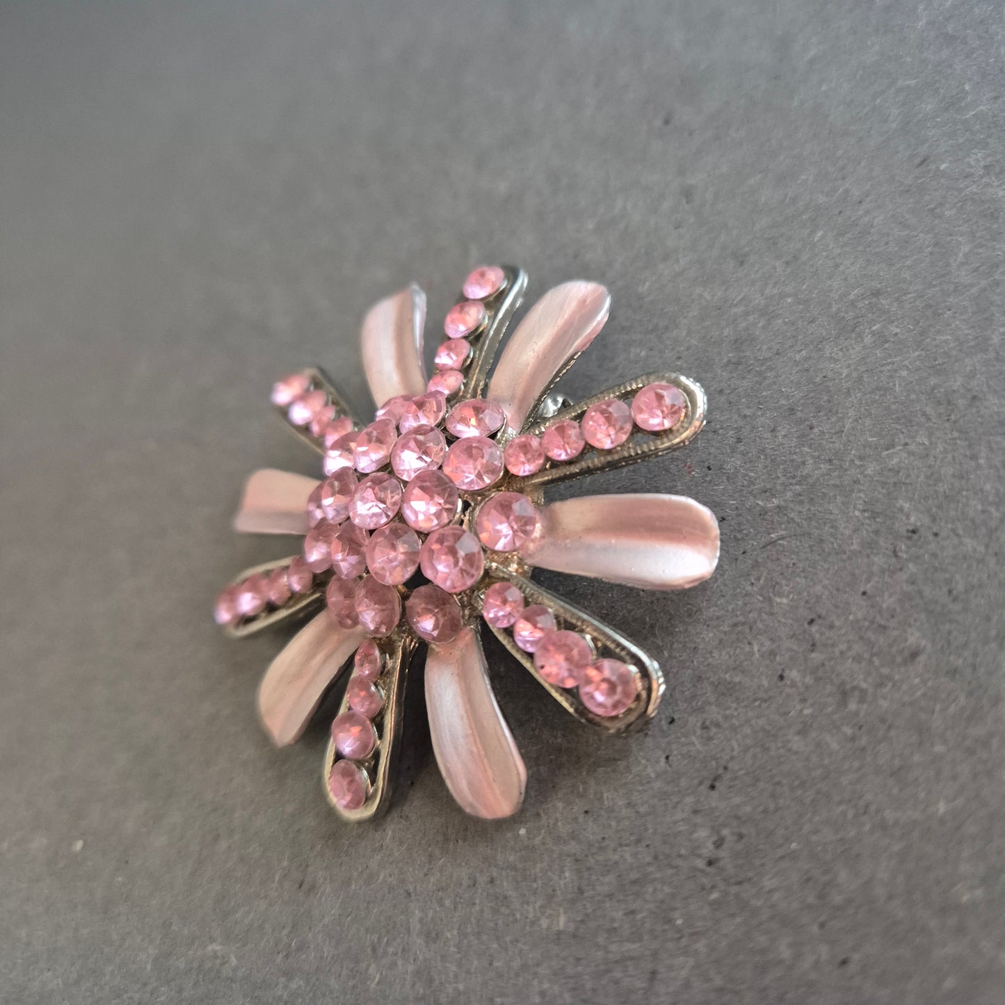 Vintage Brosche in Blumenform mit rosa Strass – Femininer Retro-Charme