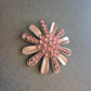 Vintage Brosche in Blumenform mit rosa Strass – Femininer Retro-Charme
