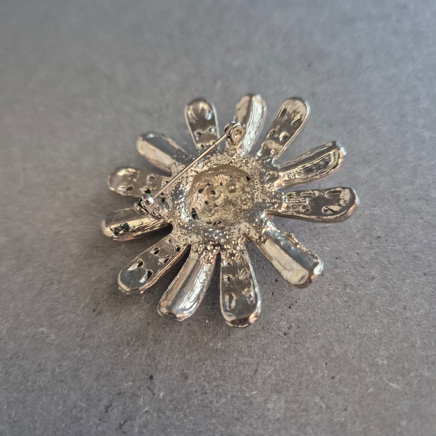 Vintage Brosche in Blumenform mit rosa Strass – Femininer Retro-Charme