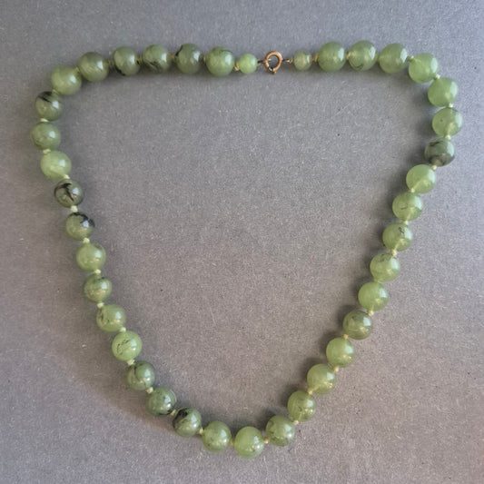 Klassische grüne Halskette mit Rundperlen – Zeitlose Eleganz in Naturtönen