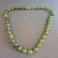 Klassische grüne Halskette mit Rundperlen – Zeitlose Eleganz in Naturtönen