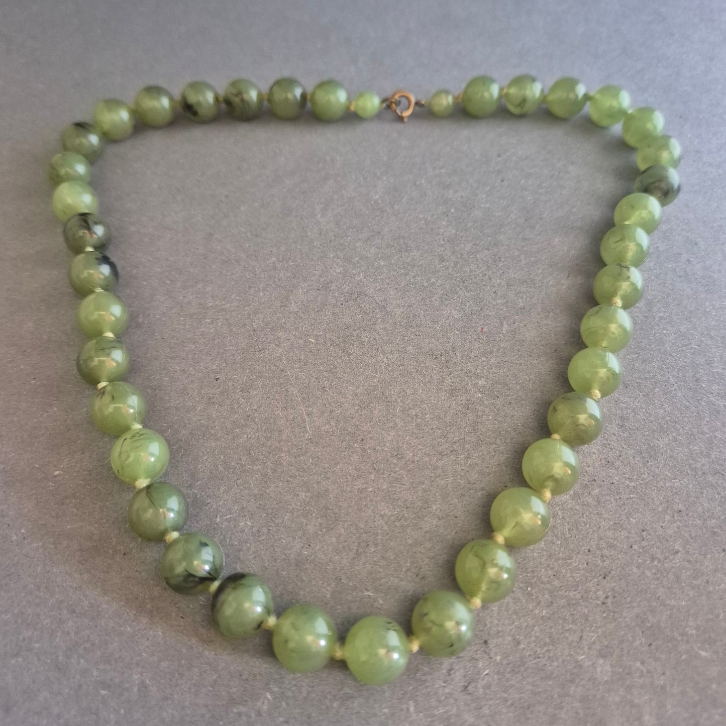 Klassische grüne Halskette mit Rundperlen – Zeitlose Eleganz in Naturtönen