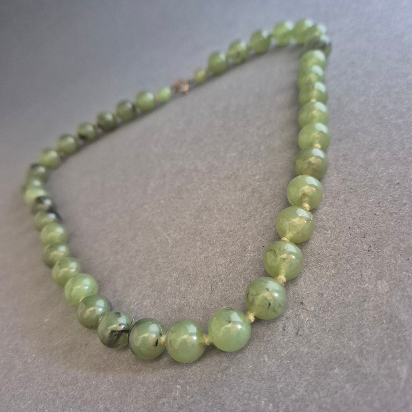 Klassische grüne Halskette mit Rundperlen – Zeitlose Eleganz in Naturtönen