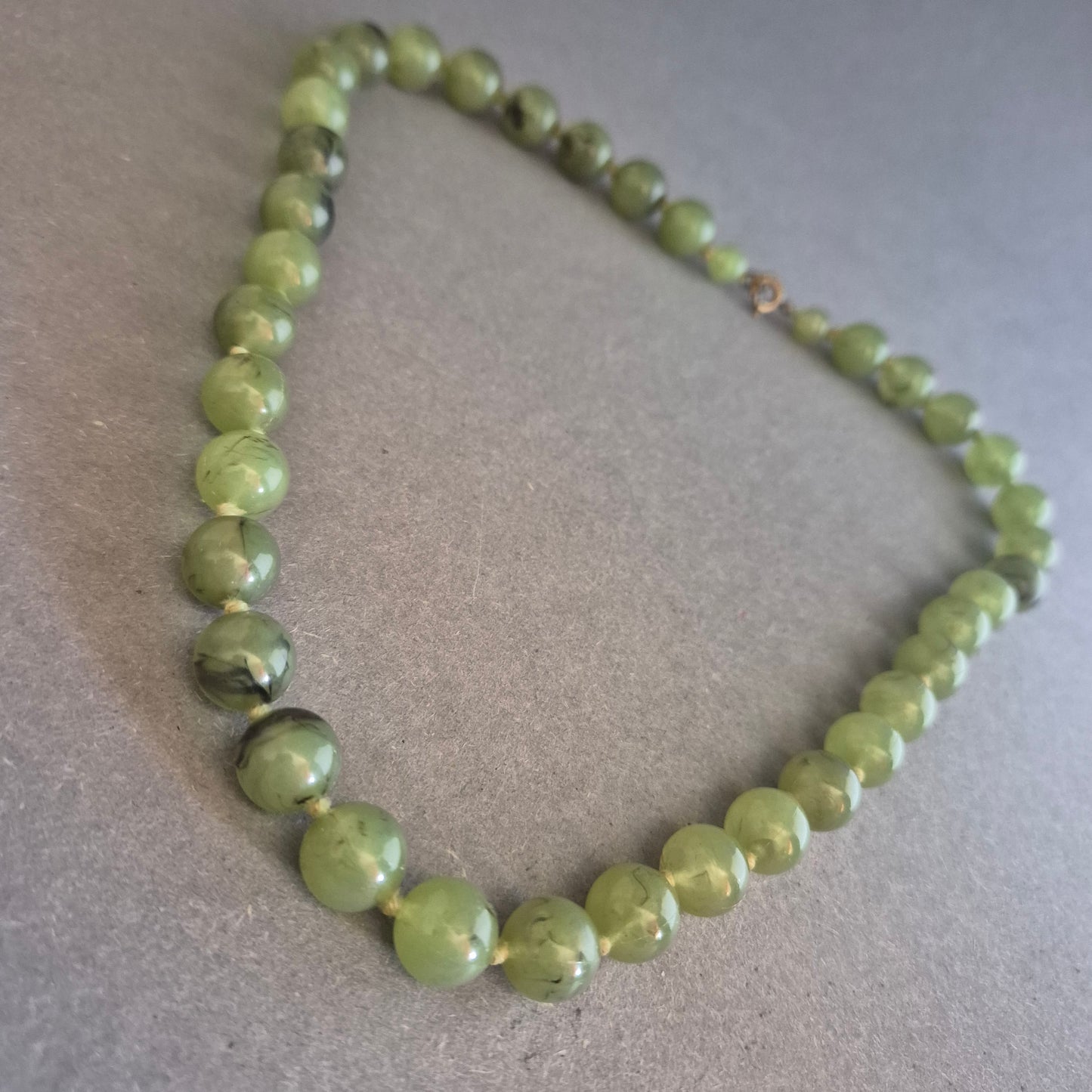 Klassische grüne Halskette mit Rundperlen – Zeitlose Eleganz in Naturtönen