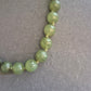 Klassische grüne Halskette mit Rundperlen – Zeitlose Eleganz in Naturtönen