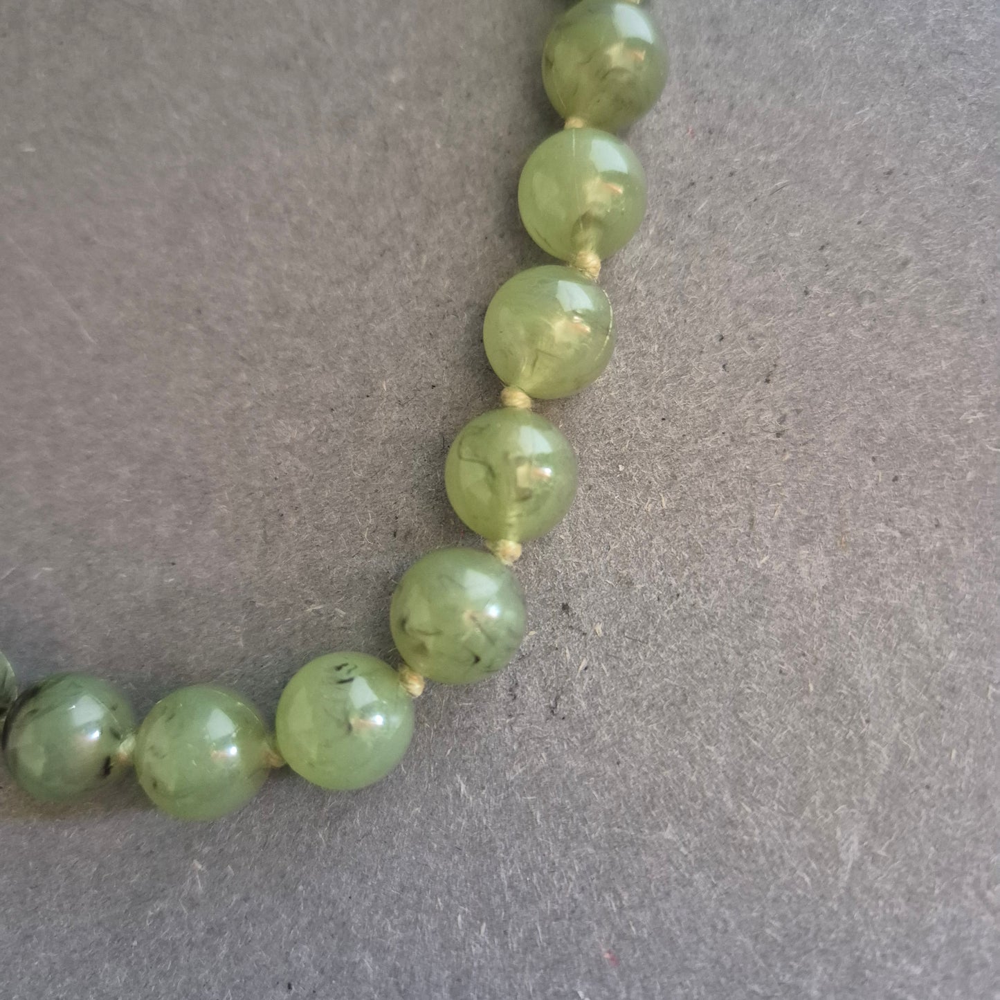 Klassische grüne Halskette mit Rundperlen – Zeitlose Eleganz in Naturtönen