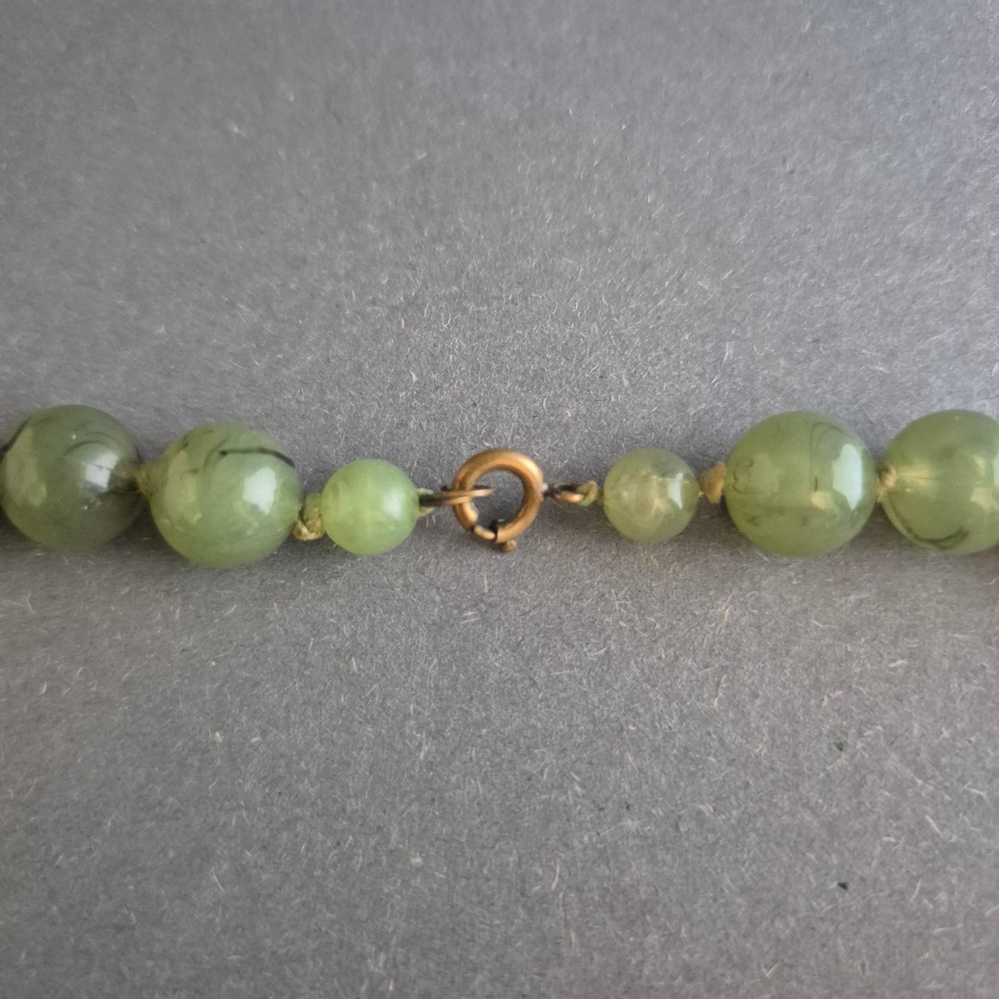 Klassische grüne Halskette mit Rundperlen – Zeitlose Eleganz in Naturtönen