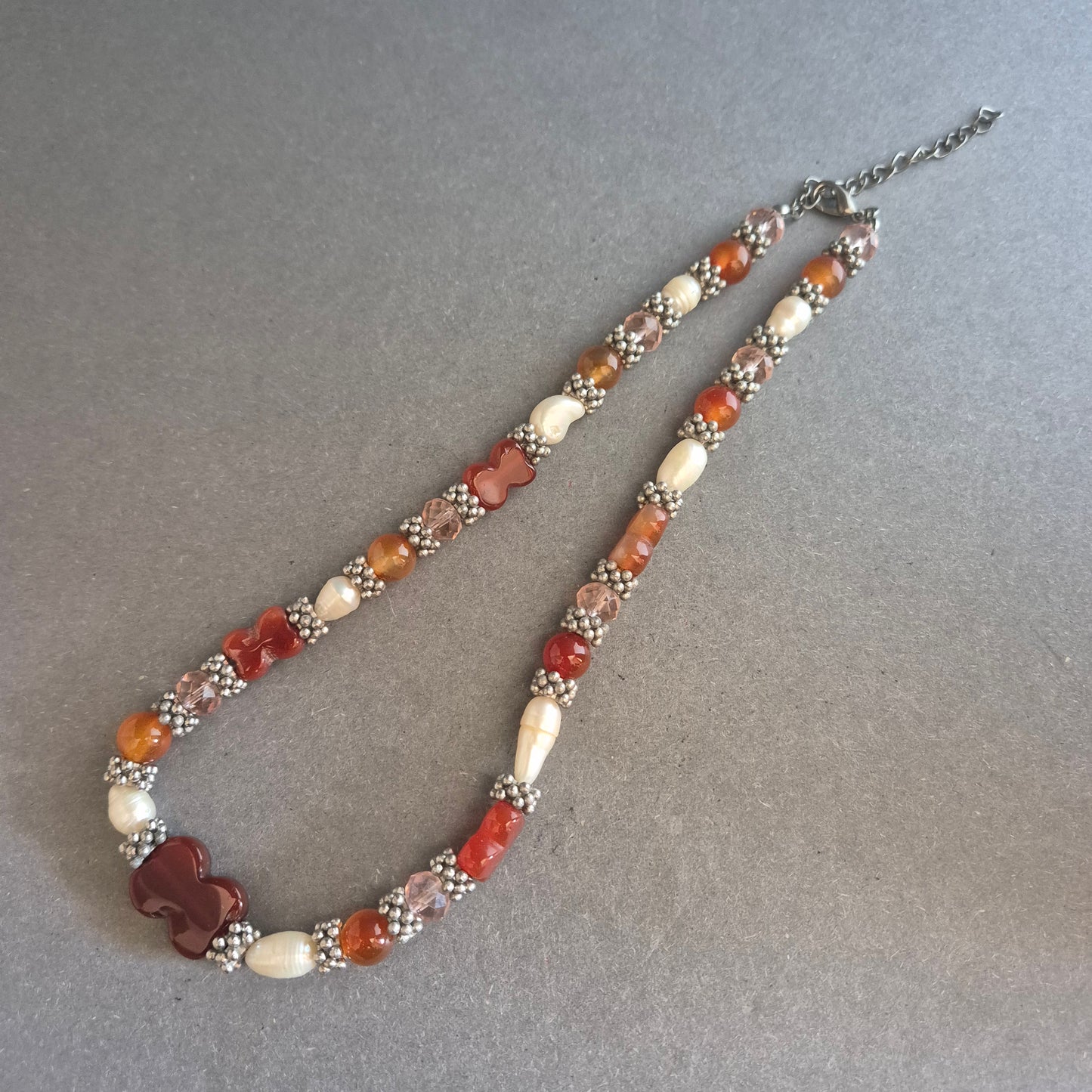 Rote Perlenkette mit Blume – Orientalischer Look