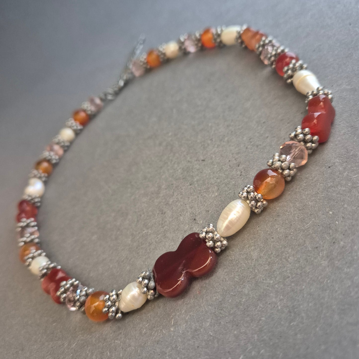 Rote Perlenkette mit Blume – Orientalischer Look