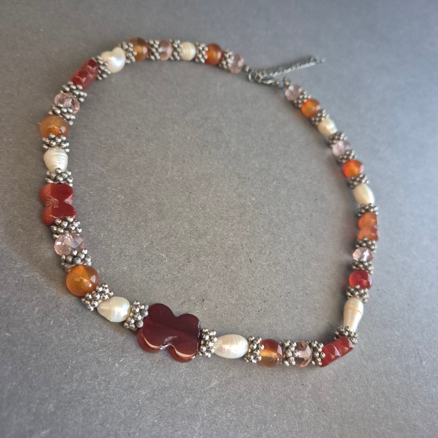 Rote Perlenkette mit Blume – Orientalischer Look