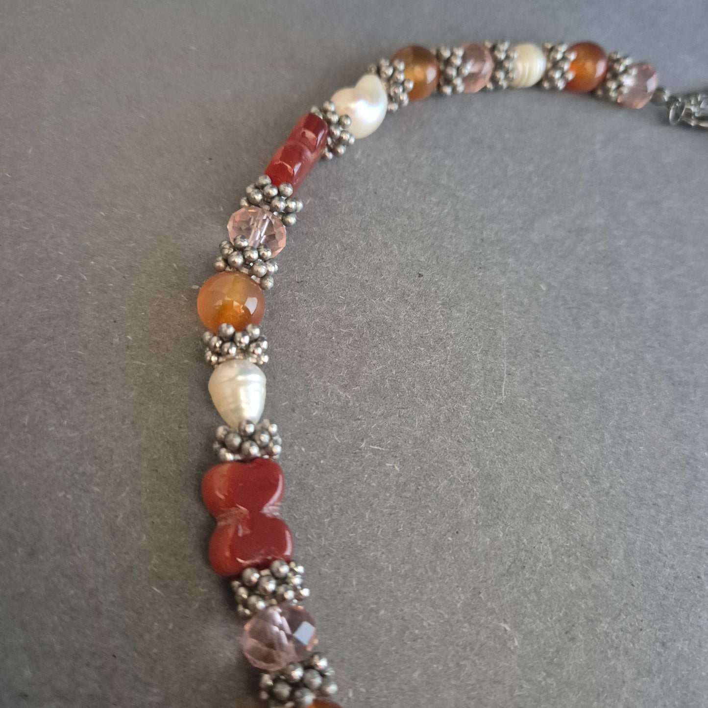 Rote Perlenkette mit Blume – Orientalischer Look