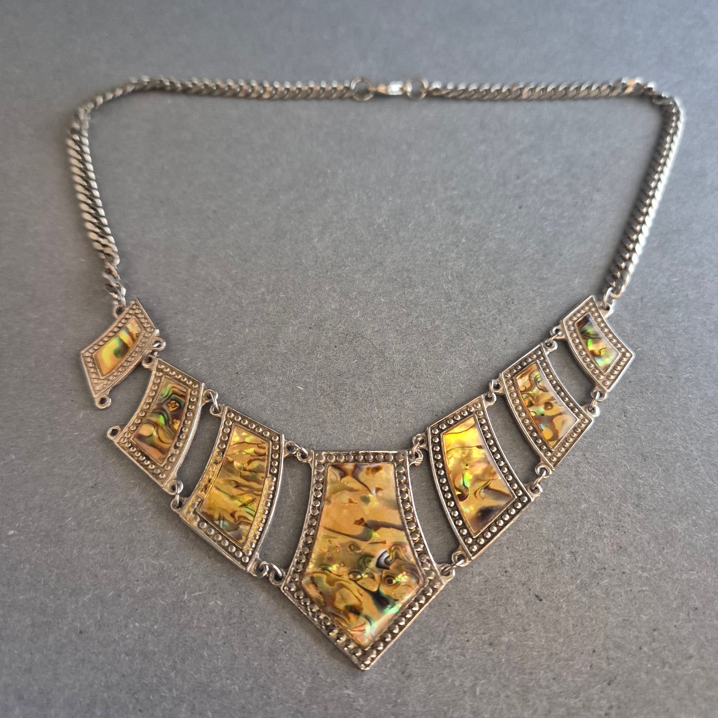 Vintage Halskette mit Muschel-Inlay – Geometrisches Design