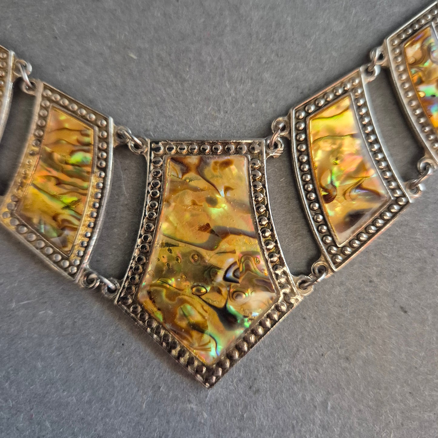 Vintage Halskette mit Muschel-Inlay – Geometrisches Design