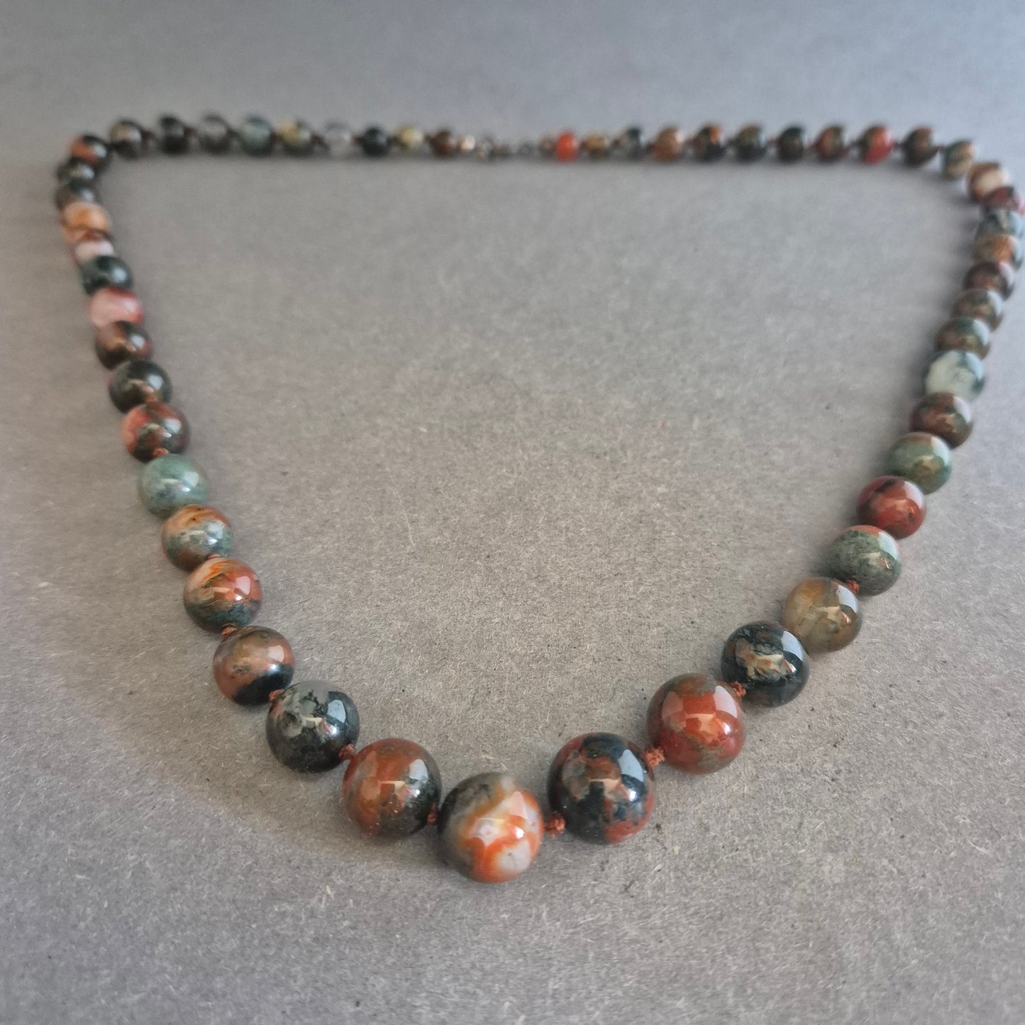 Kette aus Jaspis-Perlen – Natürliche Erdtöne