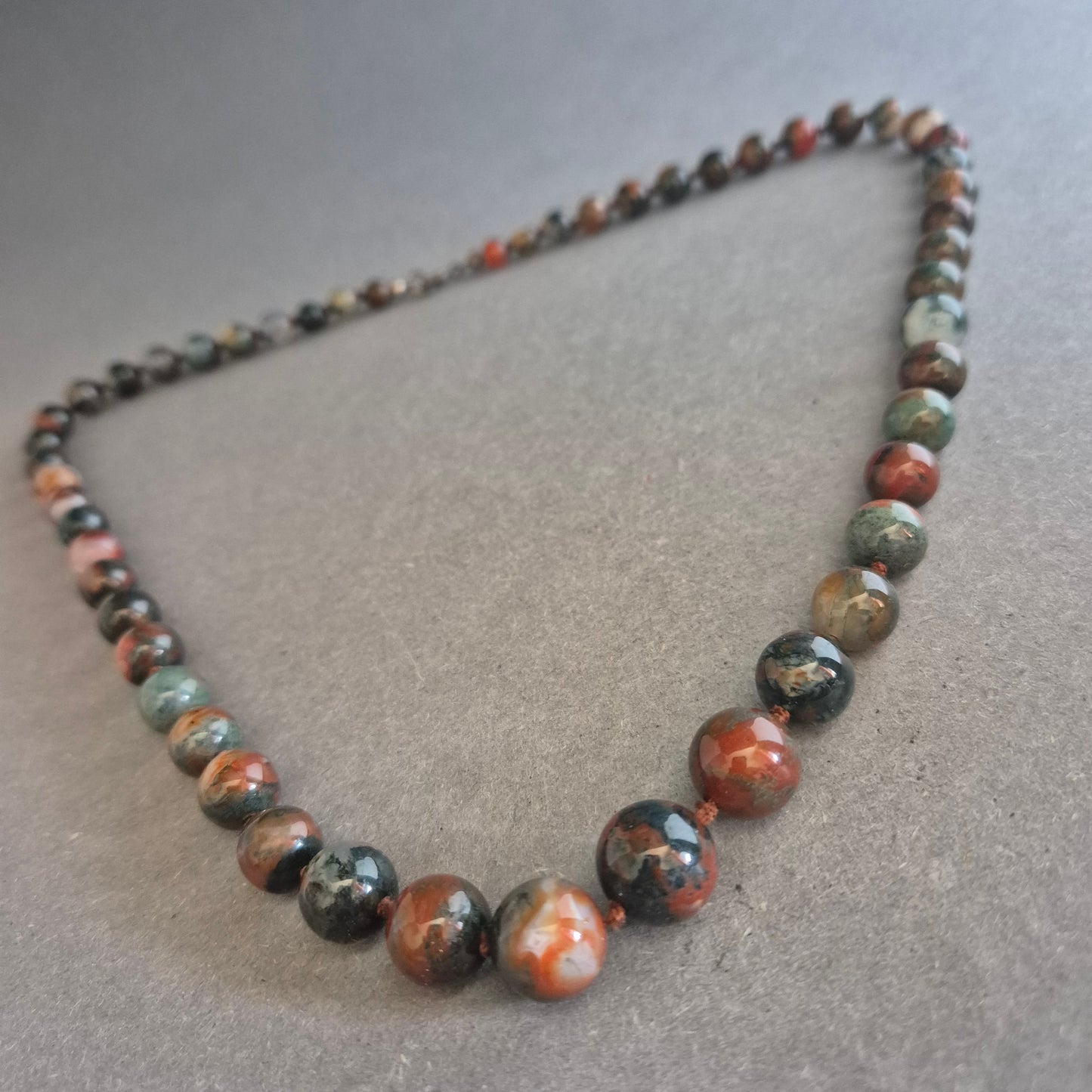 Kette aus Jaspis-Perlen – Natürliche Erdtöne