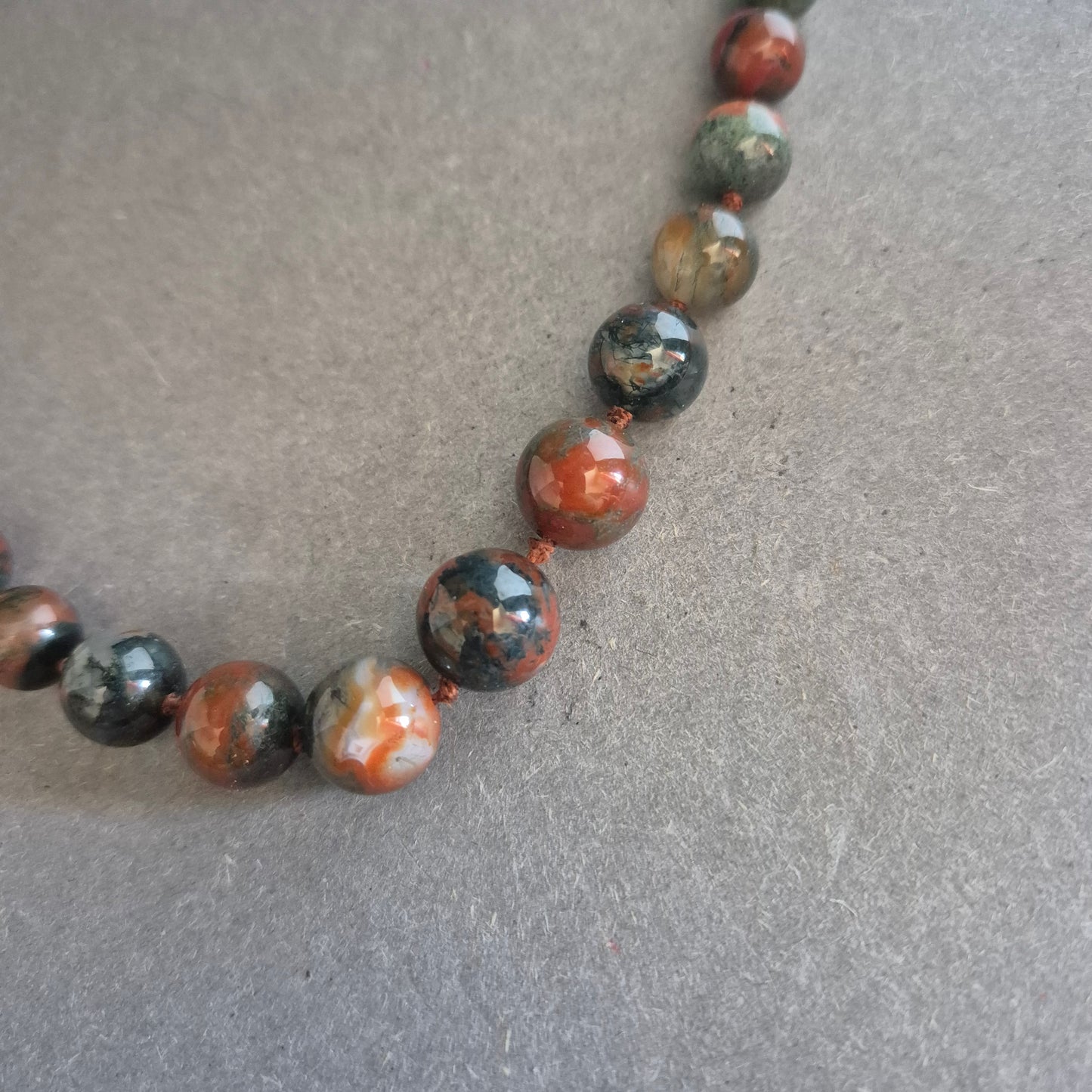 Kette aus Jaspis-Perlen – Natürliche Erdtöne