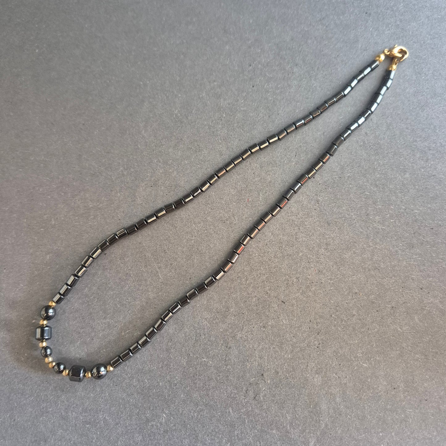 Halskette aus Hämatit und Goldperlen – Dezente Eleganz