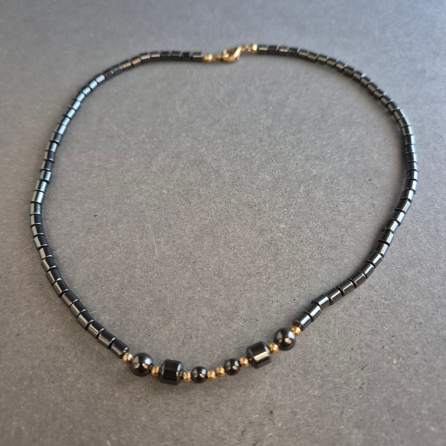 Halskette aus Hämatit und Goldperlen – Dezente Eleganz