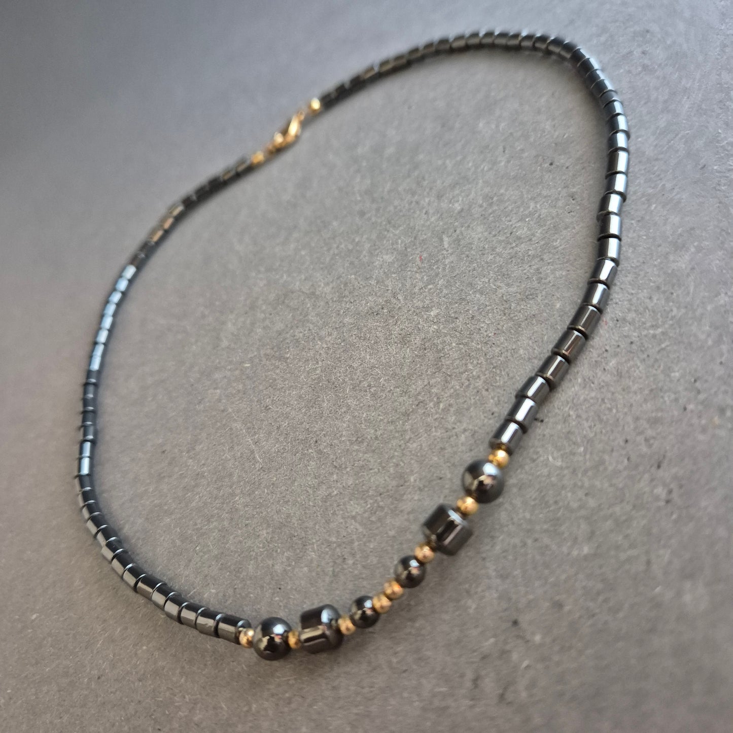 Halskette aus Hämatit und Goldperlen – Dezente Eleganz