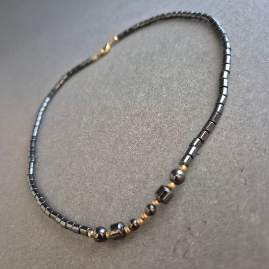 Halskette aus Hämatit und Goldperlen – Dezente Eleganz