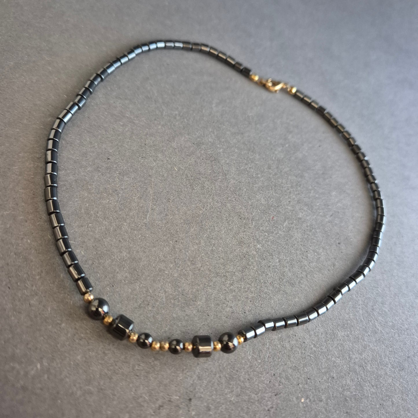 Halskette aus Hämatit und Goldperlen – Dezente Eleganz