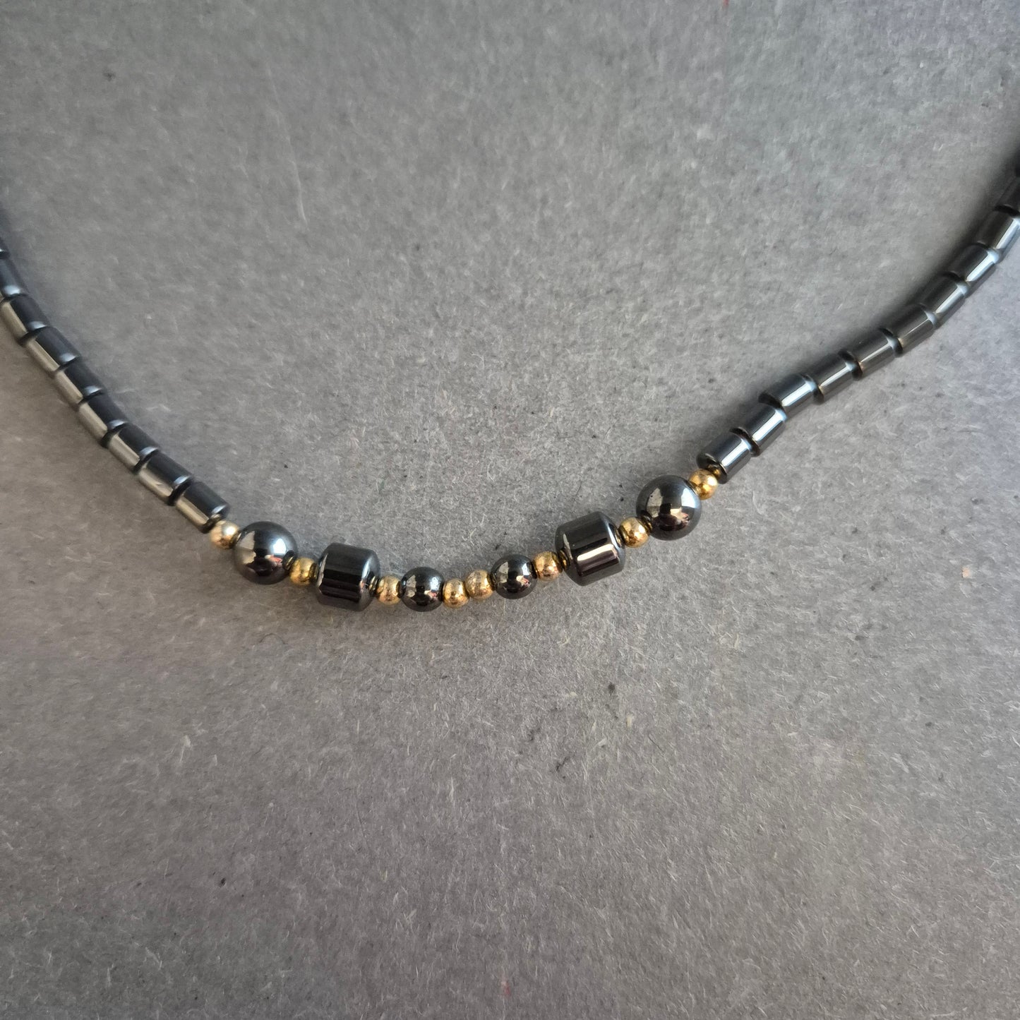Halskette aus Hämatit und Goldperlen – Dezente Eleganz