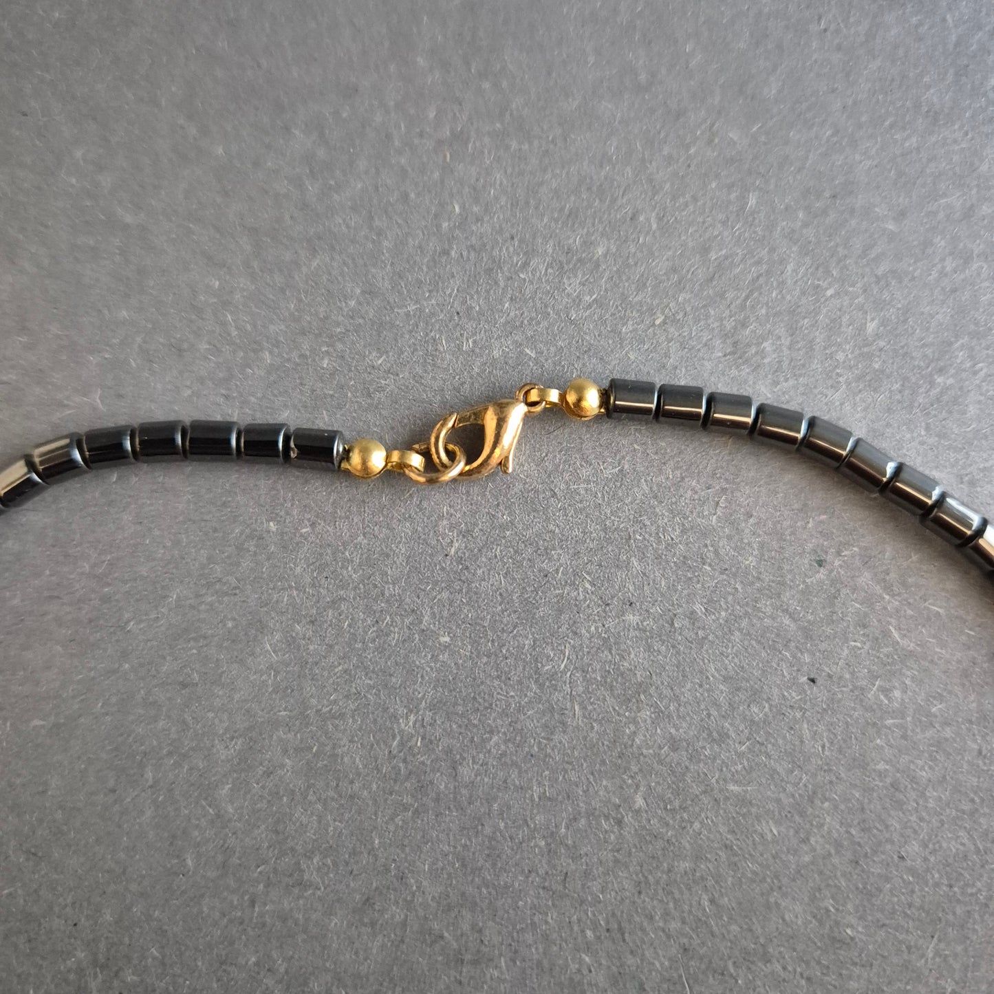 Halskette aus Hämatit und Goldperlen – Dezente Eleganz