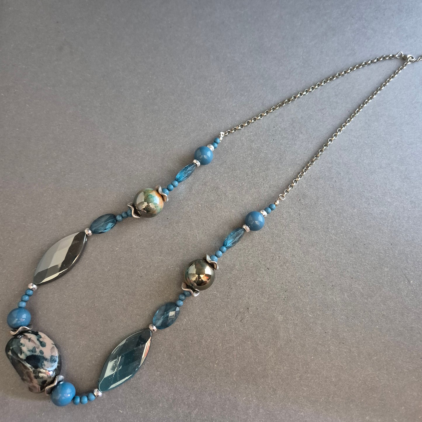 Blaue Statement-Halskette mit marmorierten Steinen