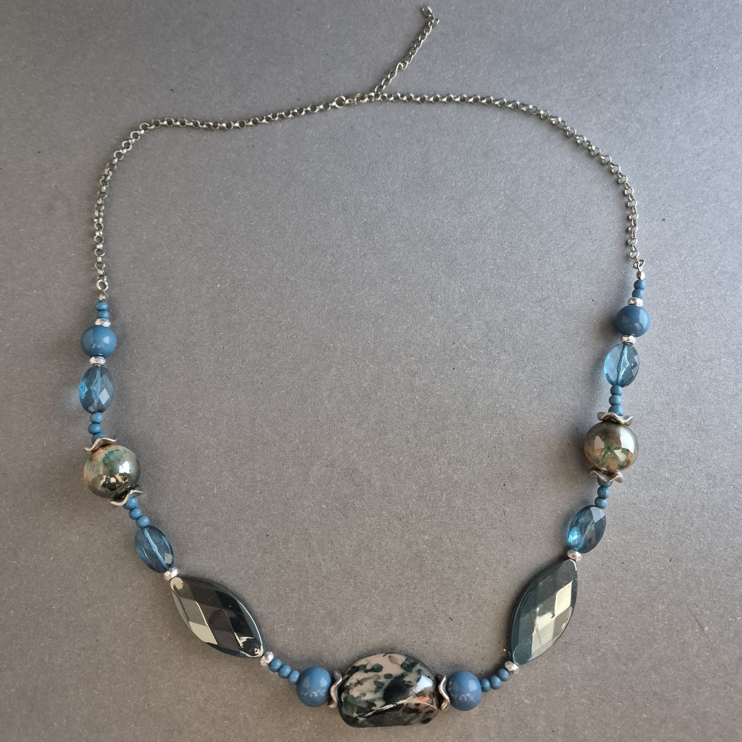 Blaue Statement-Halskette mit marmorierten Steinen
