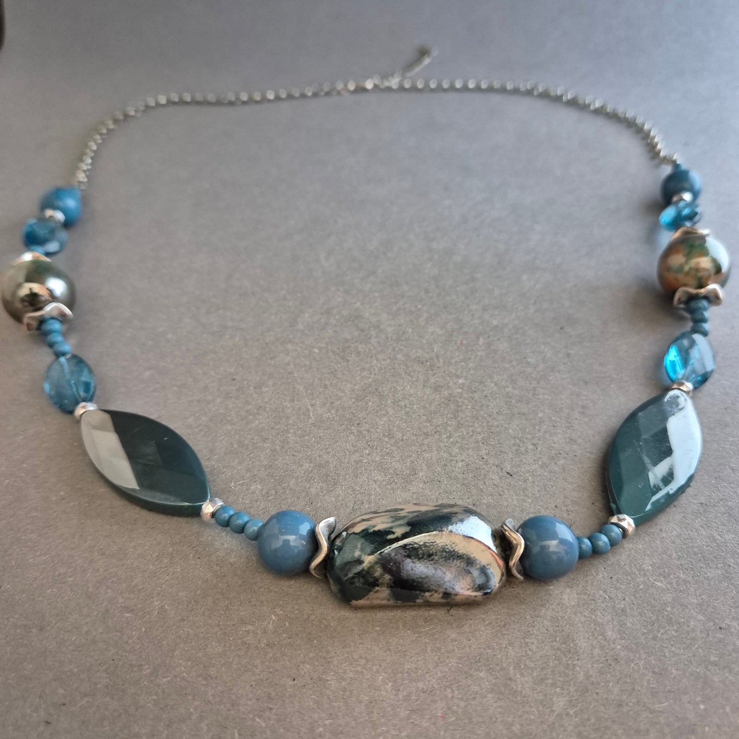 Blaue Statement-Halskette mit marmorierten Steinen
