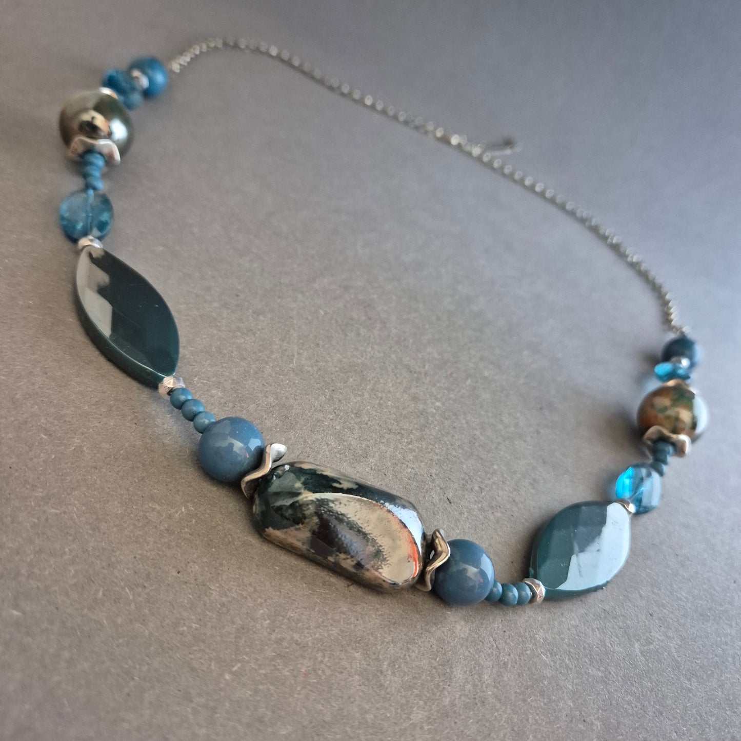 Blaue Statement-Halskette mit marmorierten Steinen
