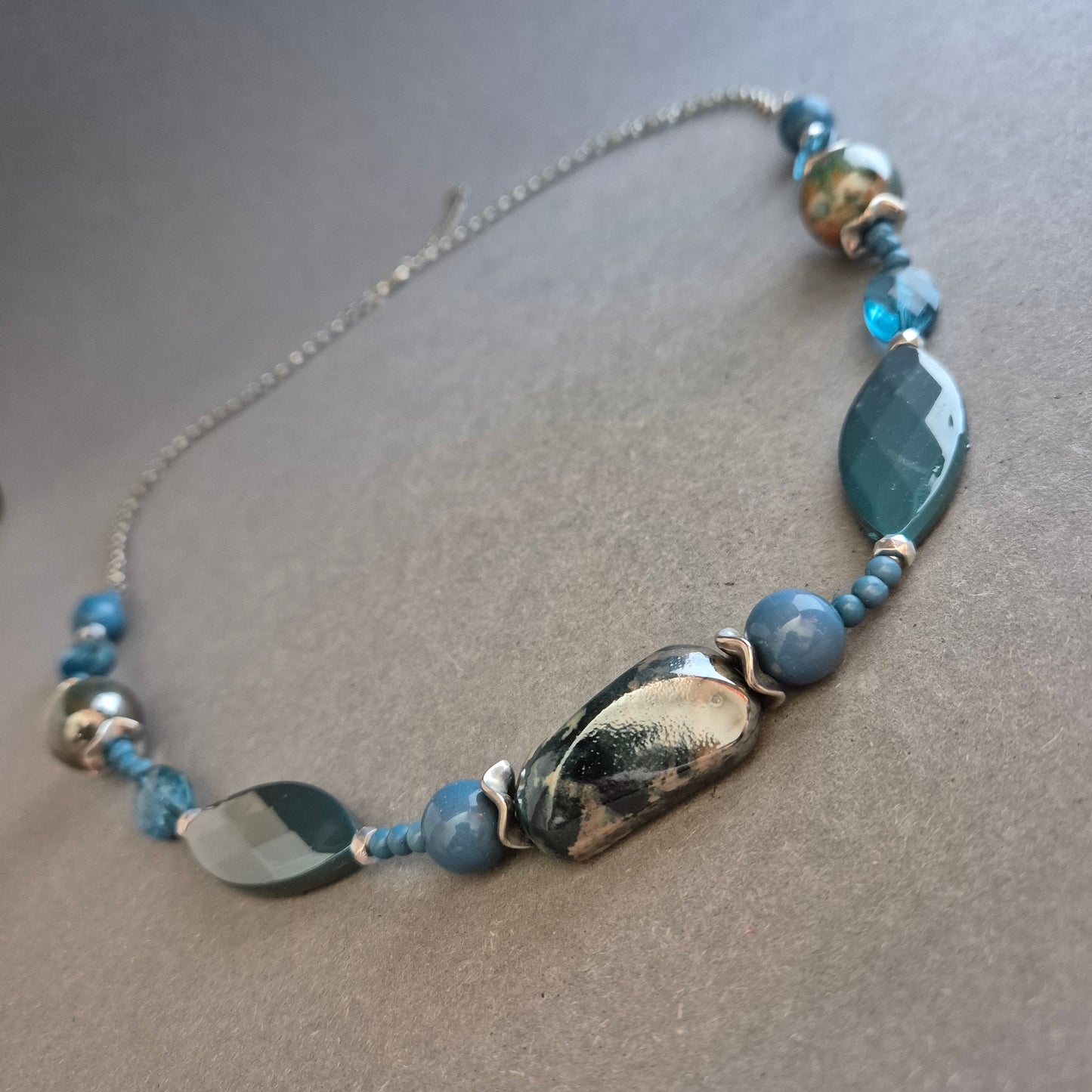 Blaue Statement-Halskette mit marmorierten Steinen