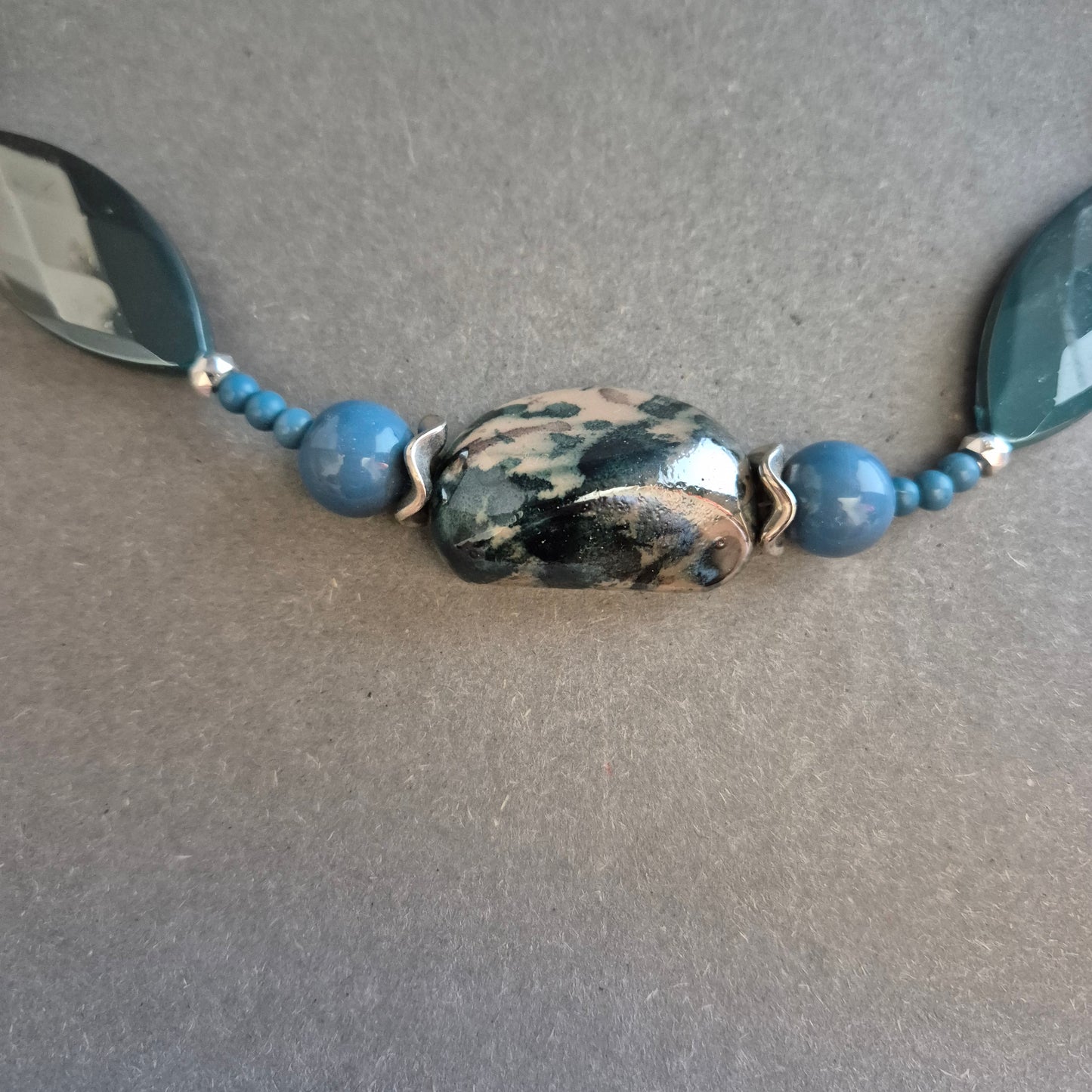 Blaue Statement-Halskette mit marmorierten Steinen