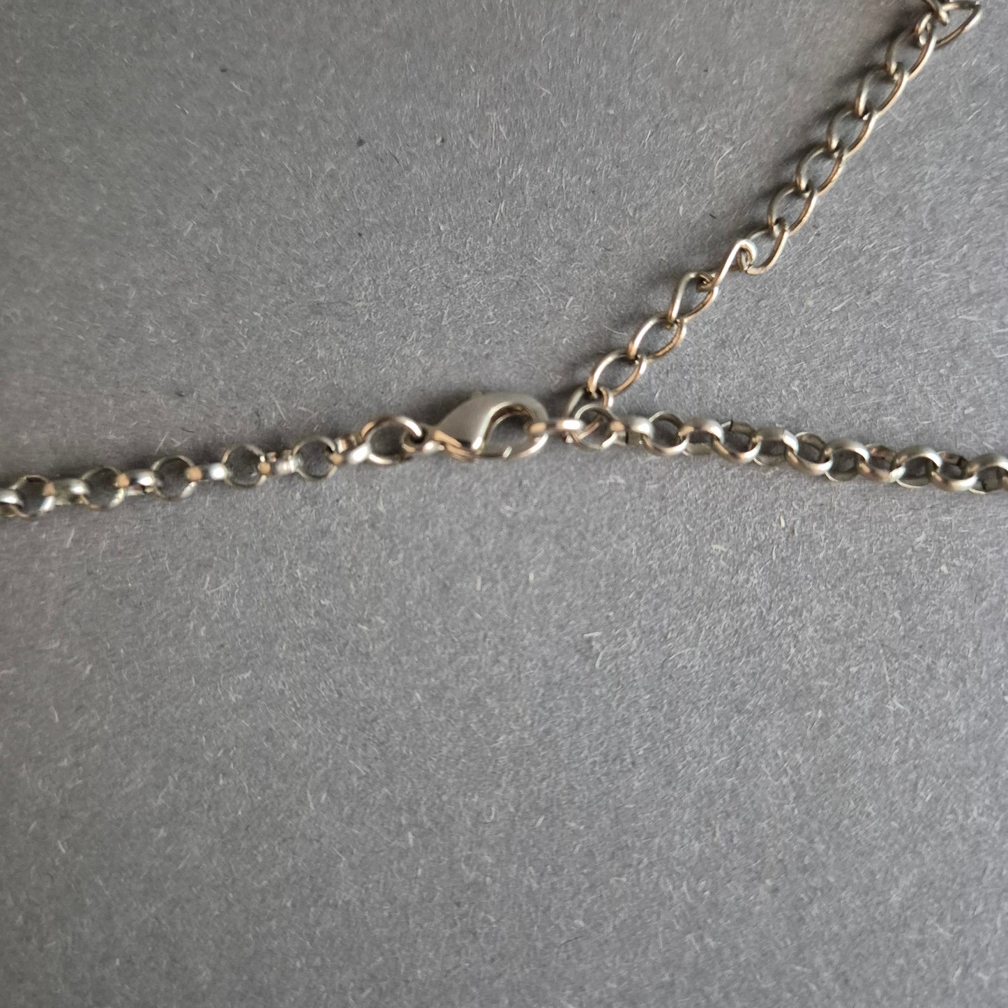 Blaue Statement-Halskette mit marmorierten Steinen