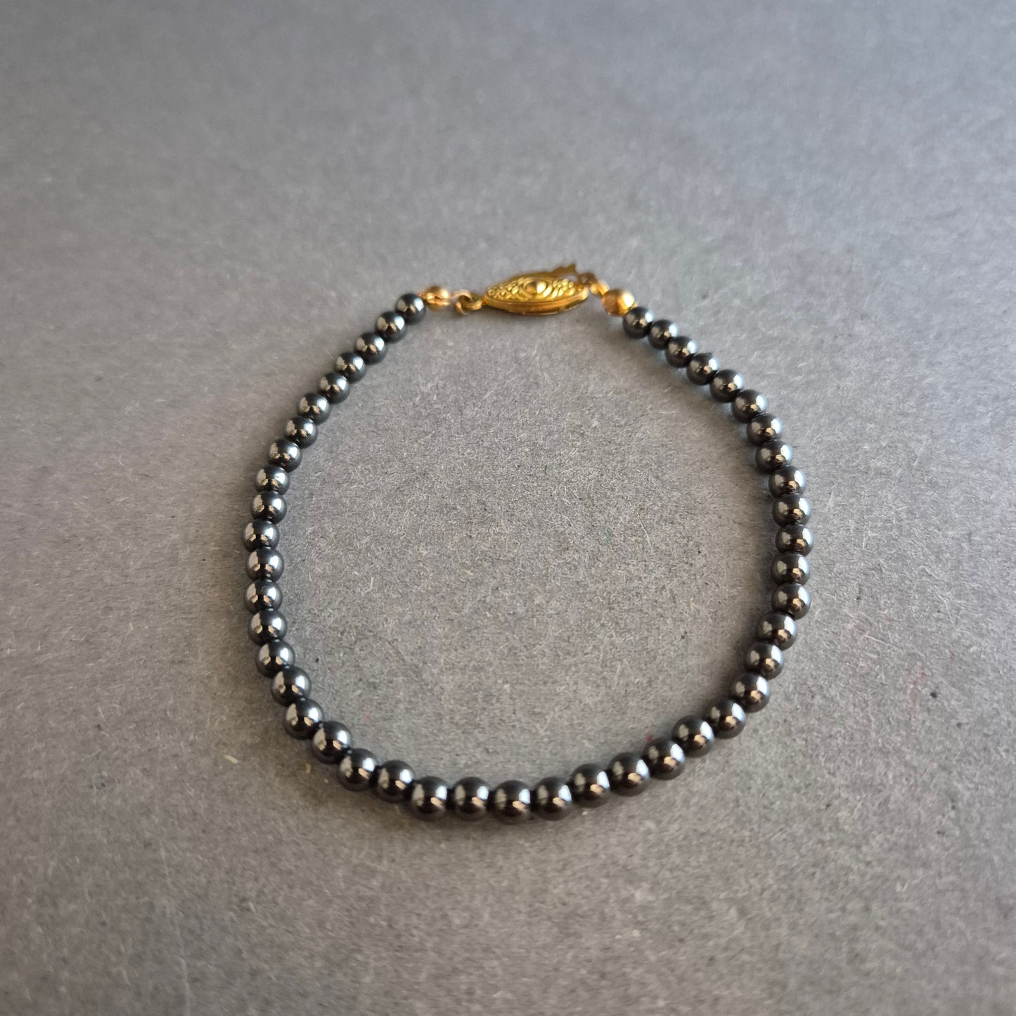 Edles Hämatit-Armband mit vergoldetem Vintage-Verschluss